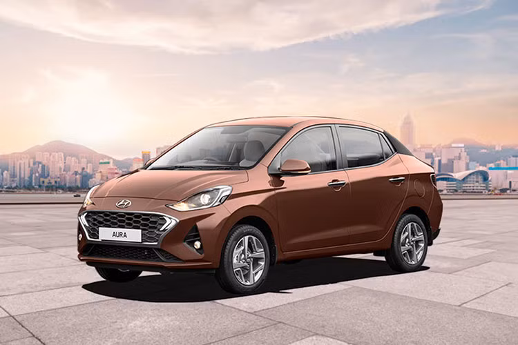 Tại thị trường Ấn Độ, giá xe Hyundai Aura 2021 hiện được bán với giá dao động từ 597.000 - 935.000 Rupee (khoảng 188 - 294 triệu đồng). So với phiên bản cũ, phiên bản sedan của Hyundai Grand i10 đã tăng giá nhẹ.