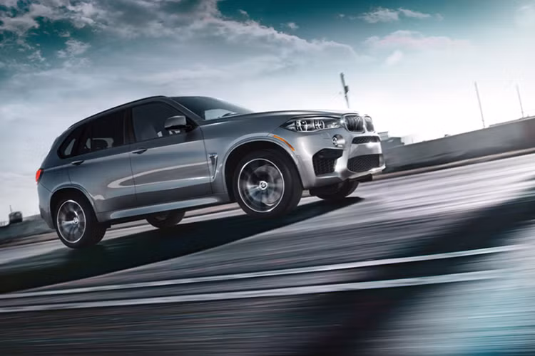 BMW X5 M và X6 M: Giống như mẫu BMW M5, xe sở hữu khối động cơ tăng áp kép 4,4L V8 sản sinh ra công suất 567 mã lực kết hợp với hộp số truyền động ly hợp kép và khung gầm chắc chắn. Chiếc xe được mệnh danh như con quái thú trên xa lộ.