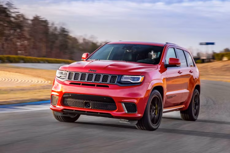 Cuối cùng là Jeep Grand Cherokee Trackhawk - đây là mẫu xe SUV mạnh mẽ nhất thế giới với khối động cơ V8 siêu nạp từ mẫu xe "cơ bắp" Dodge Challenger Hellcat sản sinh công suất 707 mã lực. Mặc dù giá xe vẫn chưa được tiết lộ, nhưng xe được đánh giá có giá cả phải chăng so với các mẫu xe cùng phân khúc.