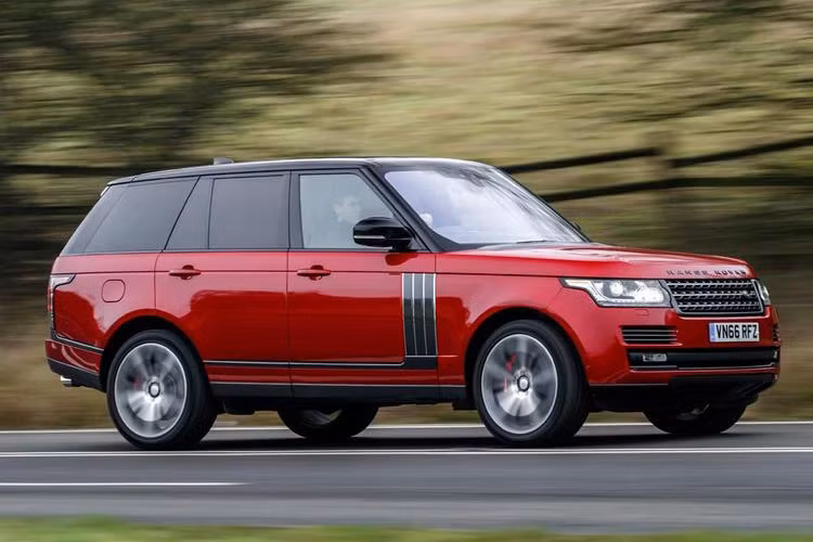 Trong số những mẫu xe SUV mạnh nhất - Range Rover SV Autobiography Dynamic sở hữu khối động cơ V8 tăng áp của Jaguar F-Type R, sản sinh 550 mã lực. Đây là mẫu xe SUV hoàn hảo cho những người muốn một chiếc xe vừa sang trọng vừa có khả năng off-road tốt mạnh mẽ.