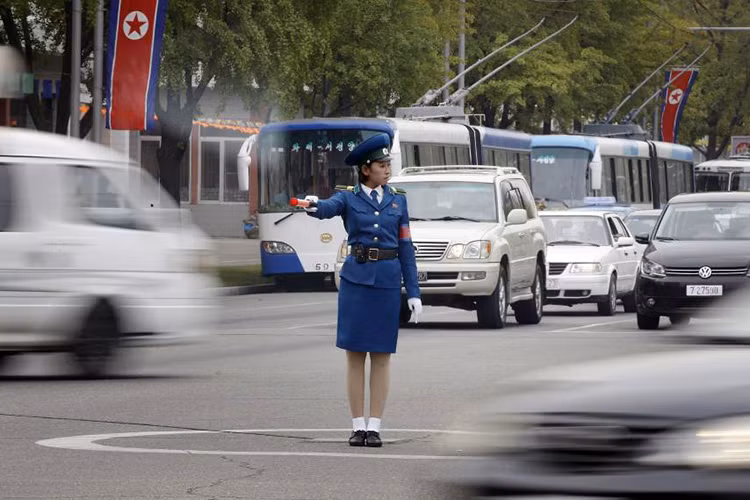 Được biết, hiện giá xăng dầu ở Triều Tiên cao hơn Việt Nam khoảng 30%, nhưng thay đổi theo ngày tùy vào nguồn cung, chủ yếu từ Trung Quốc (có ngày cao hơn tới 50%) - gây khó khăn cho người sử dụng xe hơi.