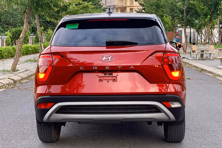 Mới đây, một người dùng đã rao bán một chiếc SUV Hyundai Creta 2022 trên sàn xe cũ Hà Nội, đây là phiên bản nhập khẩu nguyên chiếc từ Indonesia. Theo người bán, tình trạng xe vẫn còn mới, số ODO khoảng 45.000 km, lăn bánh 2 năm. Đây là phiên bản 1.5 L Đặc biệt màu đỏ, giá lăn bánh ở thời điểm mua mới khoảng 770 triệu đồng.