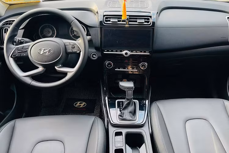 Về mẫu SUV Hyundai Creta, xe sở hữu kiểu dáng vuông vức, nhiều đường nét tương tự như Tucson. Kích thước Creta dài x rộng x cao là 4315 x 1790 x 1660 (mm), chiều dài cơ sở 2610 mm. Phần đầu xe của Hyundai Creta mới gây ấn tượng với cụm lưới tản nhiệt không viền mở rộng tích hợp đèn LED chạy ban ngày thiết kế hình học. 