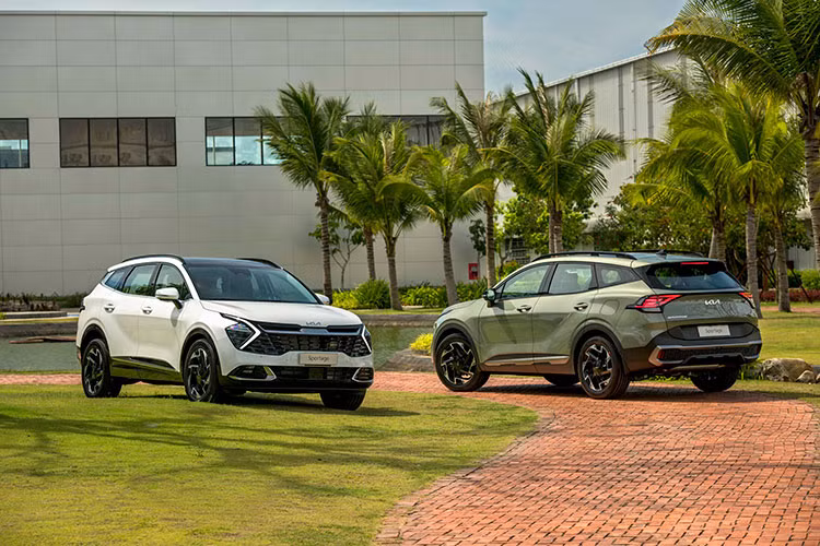  KIA Sportage Trong tháng 9, KIA Việt Nam thực hiện điều chỉnh giá loạt xe, trong đó có Sportage. Cụ thể, các phiên bản của KIA Sportage được điều chỉnh giảm từ 10 - 60 triệu đồng, đưa giá xe trở về mức 799 - 1.019 triệu đồng thay vì con số 859 - 1.029 triệu đồng.