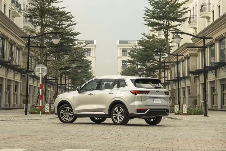 Mức giá xe Ford Territory tại Việt Nam hiện niêm yết từ 822 - 954 triệu đồng. Xe được trang bị động cơ xăng tăng áp 1.5L, sản sinh công suất 160 mã lực và mô-men xoắn 248 Nm.
