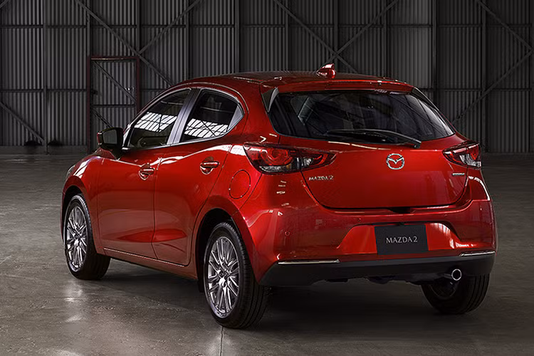 Ngay cả cụm đèn pha LED tiêu chuẩn của Mazda2 phiên bản 2019 cũng được tái thiết kế nên trông thanh mảnh và sắc sảo hơn trước. Đây là lần đầu tiên dòng xe cỡ B này được trang bị hệ thống đèn pha LED thích ứng dù chỉ là tùy chọn - hệ thống này sử dụng 20 đi-ốt điều khiển độc lập, có thể tắt một phần ở chế độ chiếu xa để tránh gây chói mắt.