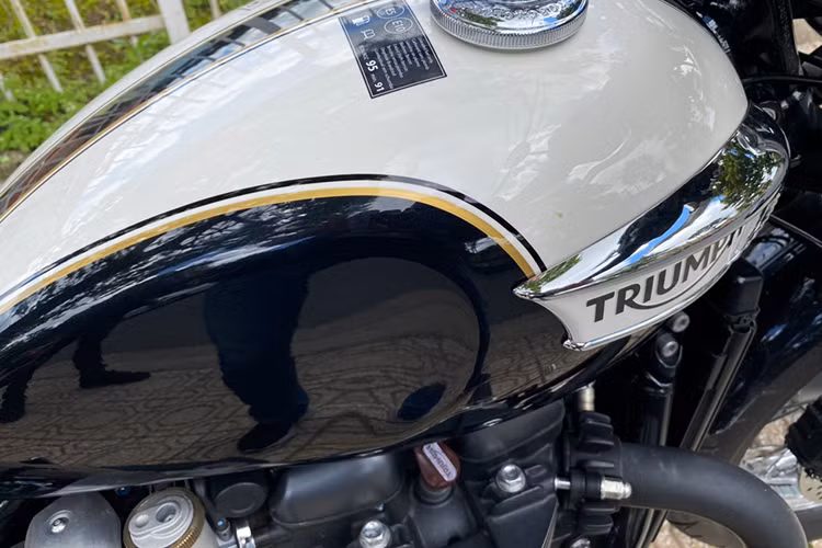 Kiểu dáng bình xăng vẫn giữ nguyên thiết kế đặc trưng của hãng xe môtô Anh quốc cùng logo Triumph xuất hiện trên hai bên bình xăng. Dung tích bình xăng 12 lít, trong khi ở phiên bản trước đó là 11 lít. 