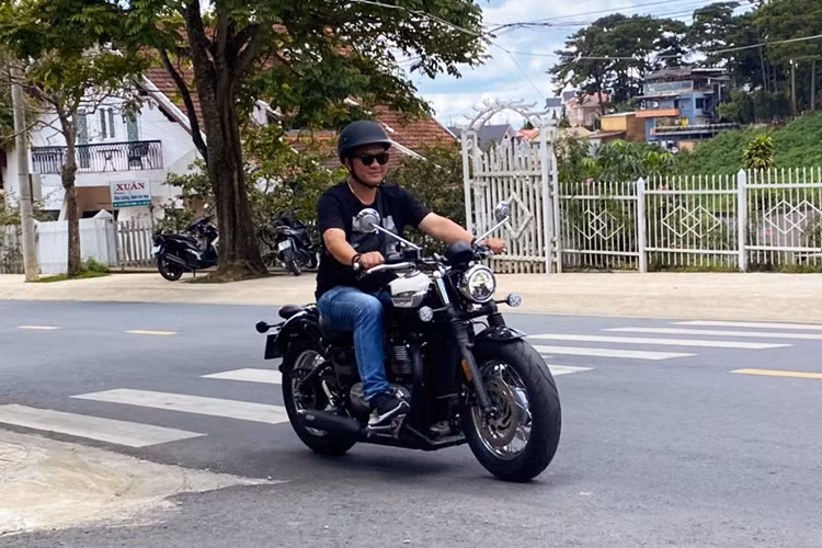 Một số công nghệ hiện đại nổi bật mà Triumph trang bị trên Bonneville Speedmaster mới có thể kể tới như: hệ thống tay ga điện Throttle-by-wire, 2 chế độ lái Road và Rain, Cruise Control, Traction Control được trang bị mặc định. Xe sử dụng động cơ xy-lanh đôi thẳng đứng, làm mát bằng chất lỏng tương tự như thế hệ trước.