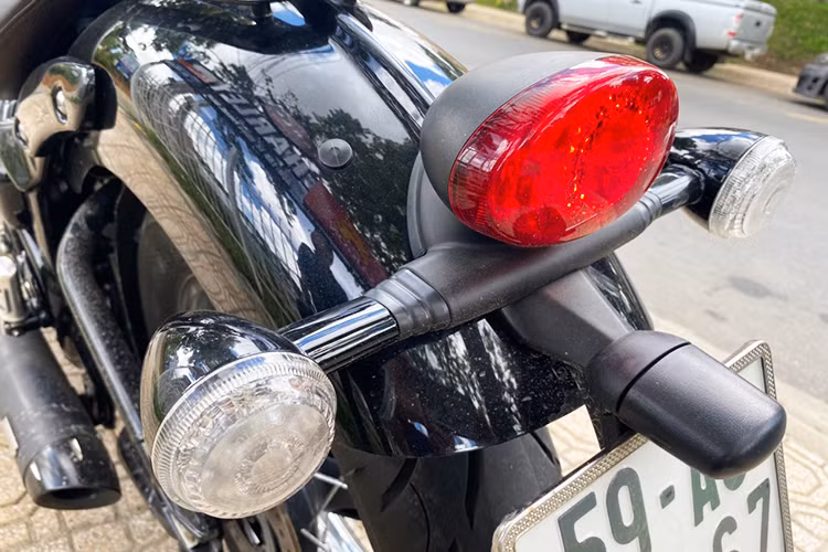Phần yên sau có thể tháo rời và thêm chi tiết khung phụ để lắp thêm các phụ kiện,... cụm đèn hậu dạng led hiện đại nhưng vẫn mang DNA của dòng Bonneville cổ điển nhà Triumph thế hệ trước, với xi nhan tách rời.