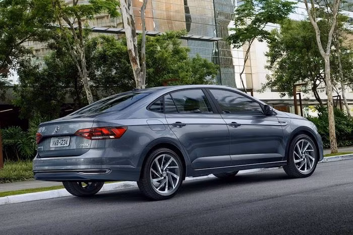 Đúng như những dự đoán trước đó, thiết kế nội thất của Virtus đã được hãng xe Volkswagen "bê nguyên" từ Polo sang. Là một mẫu sedan hạng B, các vật liệu chính bên trong nội thất vẫn chủ yếu là nhựa, tuy nhiên các phiên bản cao cấp của xe cũng có ghế bọc giả da khá sang trọng.