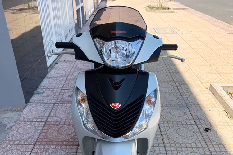 Honda SH nhập đời 2012 cùng với các mẫu xe từ đời 2008 tiếp sau đó được xem là dòng xe máy tay ga mà "dân chơi" ưa chuộng nhất tại Việt Nam. Giới chơi xe nhận định, Honda SH nhập khẩu có chất lượng tốt, kiểu dáng đẹp hợp thời trang, mặt khác còn khẳng định đẳng cấp dân chơi.