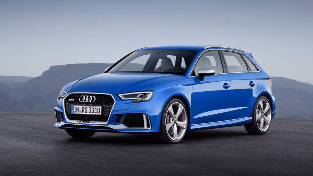Được trang bị khối động cơ TFSI 2,5 lít tăng áp, Audi RS3 Sportback là chiếc xe có động cơ 5 xi-lanh mạnh nhất khi công suất tối đa lên tới 400 mã lực và mô-men xoắn cực đại 480 Nm. Điều đó cho phép chiếc xe cán mốc 100 k/h từ vị trí đứng im chỉ trong 3,9 giây và đạt 160 km/h chưa đến 10 giây. Có thể nói đây là mẫu hatchback có hiệu suất ấn tượng nhất hiện nay. 