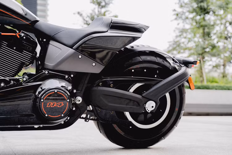 Trang bị an toàn của Harley-Davidson FXDR 114 mới ra mắt tại Việt Nam sẽ bao gồm phanh đĩa kép đường kính 300 mm, kẹp phanh 4 piston phía trước và phanh đĩa đơn đường kính 292 mm kẹp phanh 2 piston phía sau. Hệ thống chống bó cứng ABS là trang bị tiêu chuẩn.