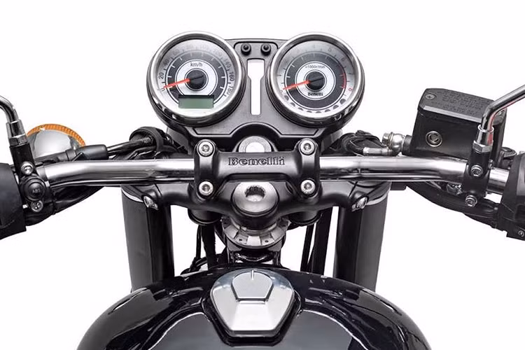 Ngay cả những chi tiết nhỏ nhất như bảng đồng hồ kép cũng đã được Benelli chú ý để đem tới cho chiếc xe vẻ ngoài cổ điển, nhã nhặn nhưng vẫn đầy đủ thông số, chi tiết giống như những mẫu xe môtô hiện đại khác.