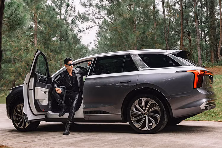 Hongqi E-HS9 2022 mới có chiều dài cơ sở 3.110mm, kích thước tổng thể dài x rộng x cao lần lượt là 5.209 x 2.010 x 1.731 mm với 3 cấu hình chỗ ngồi khác nhau, gồm 4, 6 hoặc 7 chỗ. Xe nhắm tới đối thủ ngang cơ như Mercedes-Benz GLS và BMW X7. Bên cạnh đó, tại thị trường Việt Nam kích thước của Hongqi E-HS9 còn ngang ngửa với VinFast VF9.