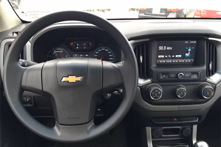 Phiên bản Chevrolet Colorado 2.5 4×2 AT LT sẽ được trang bị động cơ diesel tiêu chuẩn Euro 4, dung tích 2,5 lít, công suất 161 mã lực và mô-men xoắn 380 Nm. Hệ dẫn động cầu sau. Trang bị an toàn có hỗ trợ phanh (ABS, EBD) và 2 túi khí, nhưng không có cân bằng điện tử.
