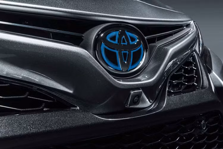 Ngoài ra, Toyota Camry Hybrid 2022 tại Indonesia còn được bổ sung bộ vành la-zăng mới với thiết kế phối 2 màu trông thể thao hơn trước. Đằng sau, mẫu xe này đi kèm cụm đèn hậu cải tiến.