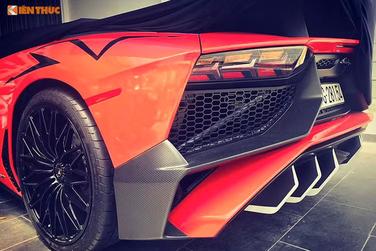 So với phiên bản tiêu chuẩn, Lamborghini Aventador LP750-4 SV nằm trong bộ sưu tập siêu xe của Minh Nhựa có các hốc gió trước thiết kế lại, bên hông xe được trang bị thêm cánh lướt gió mới và đuôi xe có sự thay đổi ở bộ khuếch tán, lưới tản nhiệt, ống xả nhưng đáng kể nhất là cánh lướt gió cố định cỡ lớn bằng sợi carbon.
