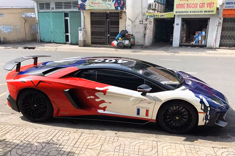 Mới đây, vào trưa ngày 15/11/2018, Minh Nhựa đã chính thức "chia tay" chiếc siêu xe cực hiếm và đắt đỏ Lamborghini Aventador LP750-4 SV. Người mua lại chiếc siêu xe độc nhất vô nhị tại Việt Nam của không phải ai xa lạ, chính là ông chủ công ty nhập khẩu tư nhân quận 5, TP HCM.