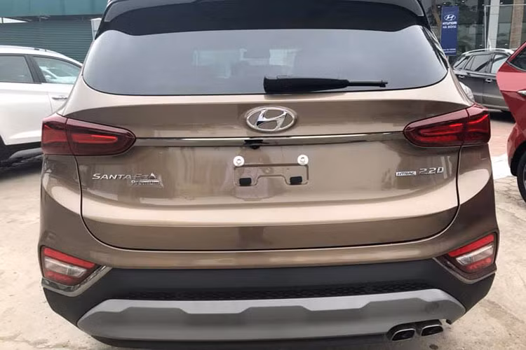 Như vậy, tổng cộng sẽ có đến 6 phiên bản của SantaFe 2019 được bán ra tại Việt Nam. Quý I năm 2019, người tiêu dùng Việt chỉ có thể mua được 4 phiên bản đầu tiên của Hyundai SantaFe 2019. Đến tháng 4/2019, phiên bản Hyundai SantaFe 2019 Premium mới chính thức xuất hiện.