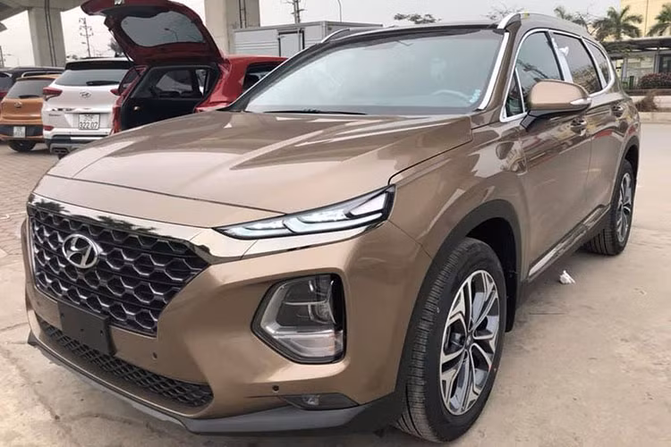Dẫu vậy, mức giá Hyundai SantaFe Premium 2019 mới trên thực tế vẫn thấp hơn so với trước đây bởi tại thời điểm sau Tết Nguyên Đán, người dùng đặt cọc bản “full-option” này vẫn bị đại lý yêu cầu chi thêm khoảng 50 triệu đồng tiền chênh lệch, hoặc mua phụ kiện.