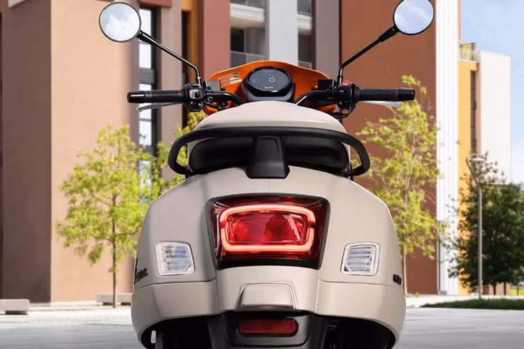 Vespa GTV 2023 trang bị hệ thống khóa thông minh Smartkey, cho phép người dùng khởi động mà không cần cắm chìa truyền thống. Ổ khóa kiểu cổ điển được thay thế bằng một núm điều khiển tiện dụng bên tay phải. 