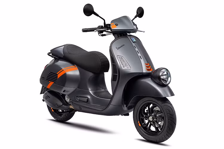 Thông qua hệ thống Vespa MIA kết nối xe với điện thoại thông minh, màn hình của xe còn hiển thị tất cả thông báo cuộc gọi, tin nhắn và âm nhạc. Xe cũng được trang bị cổng USB để hỗ trợ sạc thiết bị điện tử khi cần. Mức giá xe Vespa GTV 2023 tại thị trường Việt Nam với mức bán lẻ đề xuất chính hãng 159,8 triệu đồng (đã bao gồm VAT). 