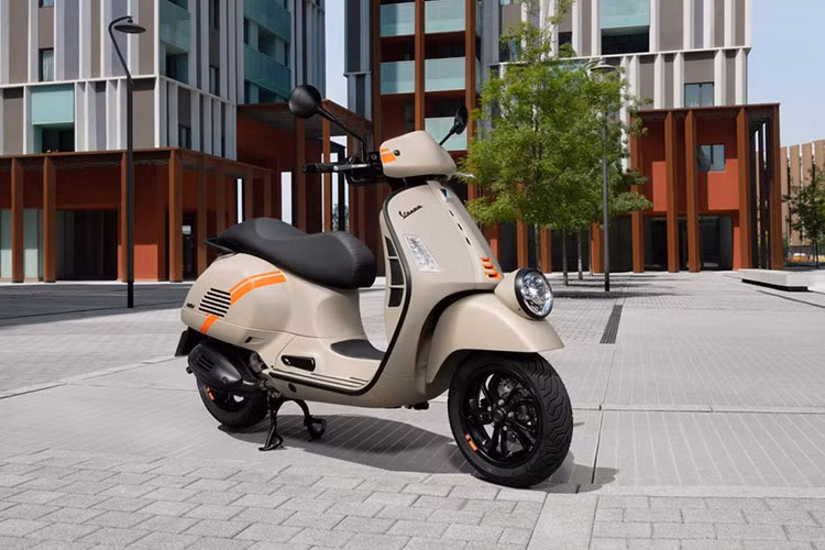 Kể từ khi ra đời vào năm 2006, mẫu xe ga Vespa GTV đã sở hữu kiểu dáng cổ điển nhất trong các dòng xe Vespa với các điểm đặc trưng như cụm đèn pha thấp “Faro Basso” đặt trên tấm chắn bùn phía trước và ghi-đông trần để lộ các chi tiết kim loại sáng bóng.