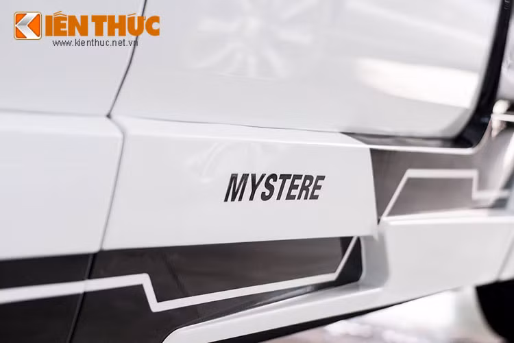 Thân xe cũng được mở rộng nhờ các tấm chắn bùn lớn ở 4 bánh xe.