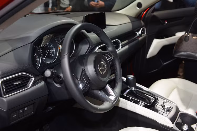 Ở phía sau, CX-5 lần đầu tiên đã được trang bị hàng ghế ngồi với 2 góc gập. Hàng ghế sau cũng có khả năng gập 60/40 để tăng thể tích khoang hành lý. Khi mở hết các ghế, khoang hành lý của xe có thể tích 505 lít - lớn hơn 2 lít so với thế hệ trước. Cửa sau đóng mở bằng điện điều khiển từ xa là trang bị tùy chọn.