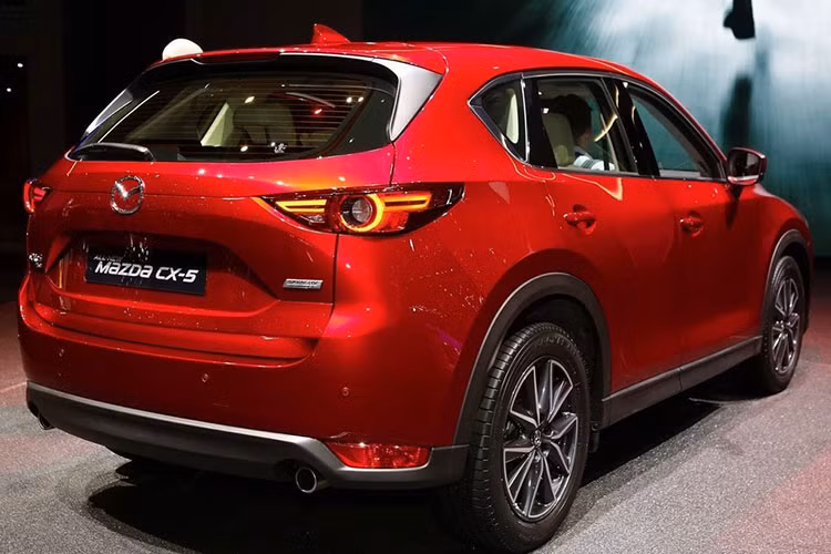 Ở hai bên thân xe, CX-5 mới đã được Mazda thiết kế lại với các mảng thân "uyển chuyển" hơn do lược bỏ bớt nhiều đường nét so với trước đây. Đồng thời, khu vực cửa kính sau của xe trông cũng gọn gàng hơn do không còn một cột đỡ kính nhỏ bên cạnh cột C. 