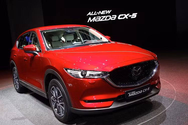 Ra mắt lần đầu vào năm 2012, việc Mazda CX-5 2017 thế hệ mới xuất hiện chỉ sau 5 năm đã cho thấy sự cạnh tranh khốc liệt trong phân khúc compact crossover trên thị trường hiện nay. Được thiết kế theo ngôn ngữ KODO mới nhất, CX-5 thế hệ mới trông giống như một phiên bản "thu nhỏ" của chiếc crossover CX-9.