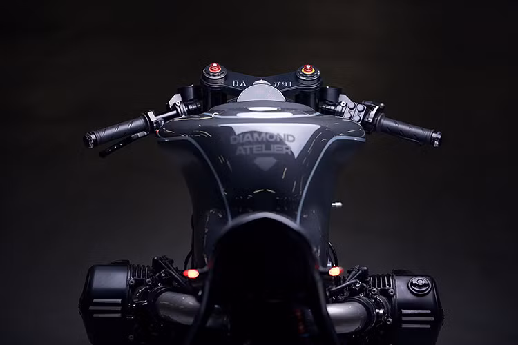 Để tạo phong cách Cafe Racer, hãng độ đã thay thế hệ thống lái hoàn toàn mới với bộ ghi đông Clips-on của ABM, một hãng độ chuyên cung cấp phụ tùng cho dòng xe Cafe Racer. Ngoài ra toàn bộ phần khung chính và khung phụ cũng được thay đổi hoàn toàn so với nguyên bản.