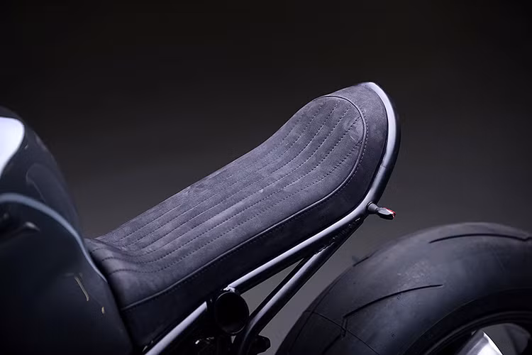 Bộ yên Racer với các đường chỉ được may thủ công cực kỳ tinh tế, trong khi đó càng sau nguyên bản của R Nine T giữ nguyên. Nét hầm hố của xe còn được tăng lên khi hãng độ loại bỏ hoàn toàn phần đuôi xe, khung phụ hợp kim siêu nhẹ và chắc chắn được gắn cố định trên xe.
