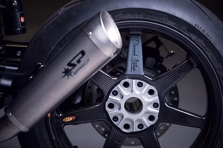 Hoàn thiện cho chiếc xe là cặp vành BST được làm bằng chất liệu carbon giúp xe giảm trọng lượng đáng kể. Hệ thống ống xả cũng được làm mới với pô SP hàng hiệu giúp xe tăng mã lực và có âm thanh hoàn hảo hơn.
