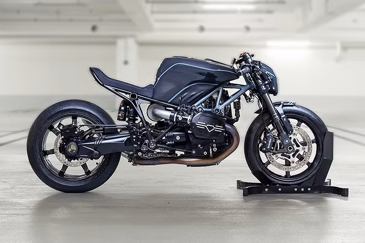 Đã có nhiều biến thể xe độ của BMW R Nine T được ra đời trên khắp thế giới, tuy nhiên lần này giới chơi xe lại xôn xao bởi một tác phẩm thu hút ngay từ ánh nhìn đầu tiên với phong cách hoàn toàn mới lạ.