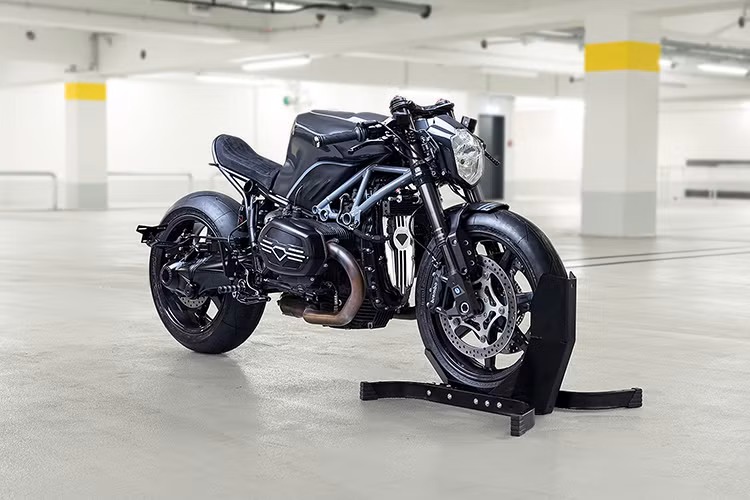 Được biết, động cơ nguyên bản của BMW R Nine T chỉ là 110 mã lực. Như vậy chiếc xe mạnh hơn đến 37 mã lực, đồng thời trọng lượng xe giảm đi chỉ còn có 170 kg, trong giới môtô phân khối lớn, chênh lệch này là rất đáng kể và có thể cảm nhận rõ khi lái thử.