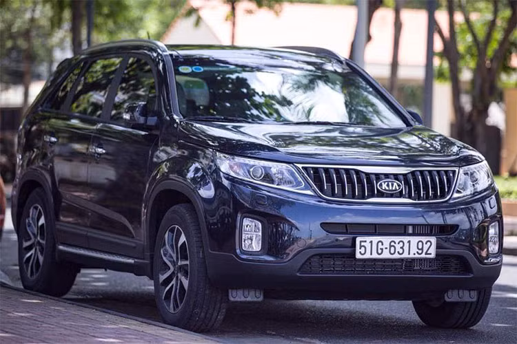 Trong khi Hyundai Thành Công đang chuẩn bị cho việc ra mắt SantaFe hoàn toàn mới 2019 thì Thaco vẫn đang dậm chân tại chỗ với mẫu Sorento cũ kỹ với thế hệ cũ đã xuất hiện từ năm 2009. Thay vì nâng cấp lên thế hệ tiếp theo, Thaco liên tục cải tiến và nâng cấp Kia Sorento cũ. Ở phiên bản 2018 mới nhất, Sorento sẽ chỉ có kiểu mâm mới.
