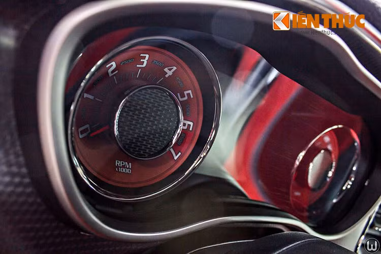 Sức mạnh từ động cơ của Dodge Challenger SRT Hellcat 2015 được truyền đến cầu sau thông qua hộp số tự động tám cấp. Hộp số tự động sẽ đồng hành với lẫy gạt sau vô-lăng và bộ chống trượt mới.