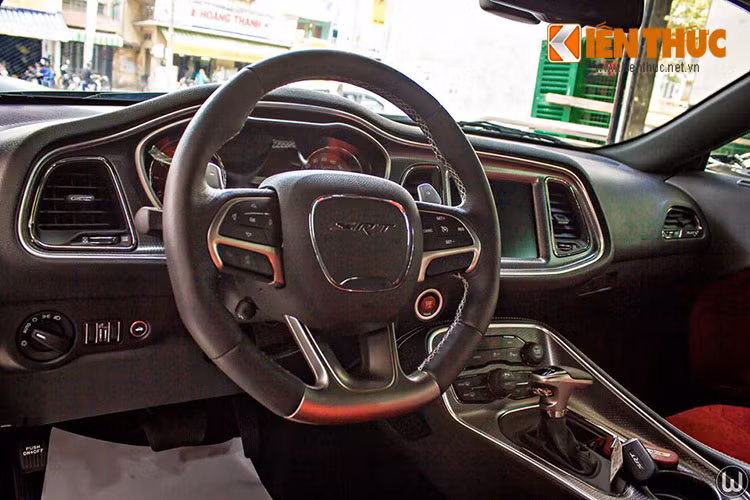Bước vào bên trong mẫu xe cơ bắp này là khoang lái ddược thiết kế mang cảm hứng từ Dodge Challenger 1971 với một màn hình 7 inch ở cụm đồng hồ và một màn hình 8,4 inch trên bảng điều khiển trung tâm.
