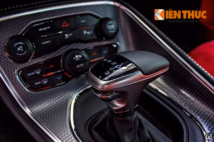 Ngoài việc thừa hưởng một sức mạnh từ động cơ V8 Supercharged vô song 707 mã lực, Dodge Challenger SRT Hellcat 2015 đã được điều chỉnh lại thiết kế và chế tạo lại hoàn toàn để chinh phục mục tiêu trở thành chiếc coupe cơ bắp hoang dại và uy lực nhất trên thị trường hiện nay.