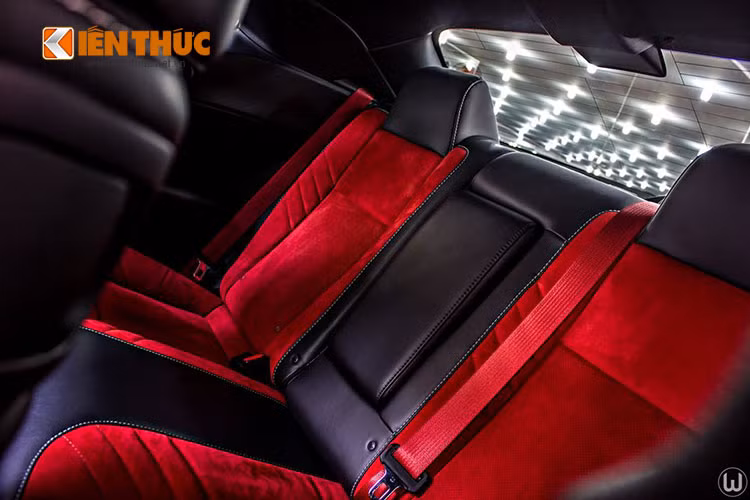 Hàng ghế da màu đen với tựa lưng bằng vải nhung màu đỏ cực kỳ bắt mắt. Hệ thống dây an toàn được thiết kế dạng dây đôi giống như xe đua.