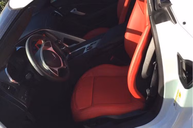Nội thất của chiếc Chevrolet Corvette C7 Z06 này được bọc da Nappa cao cấp màu màu đỏ bắt mắt. Vô lăng thể thao với nhiều nút bấm tiện ích, có tích hợp lẫy số thể thao trên vô-lăng. Đi kèm với đó là màn hình lcd cỡ lớn được tích hợp các tính năng đa dụng cao.