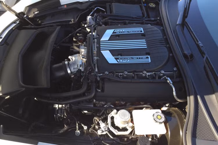 Chevrolet Corvette C7 Stingray được trang bị nhiều tính năng an toàn như hệ thống chóng bó cứng phanh ABS, cân bằng điện tử, kiểm soát lực kéo TCS mọi tốc độ, kiểm soát độ bám đường ở tốc độ cao (PTM) hay chống trượt vi sai cầu sau điện tử, cảnh báo áp suất lốp (TPMS), camera lùi cùng túi khí trước và bên hông.
