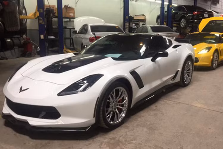 Vừa qua, hai tay chơi tại Phan Thiết và Nha Trang đã sắm cặp đôi Chevrolet Corvette C7 trước thềm Tết nguyên đán Đinh Dậu 2017. Hình ảnh hai chiếc xe này vừa được vận chuyển từ Sài Gòn về Phan Thiết và Nha Trang đã thu hút khá nhiều sự chú ý của giới chơi xe tại Việt Nam.