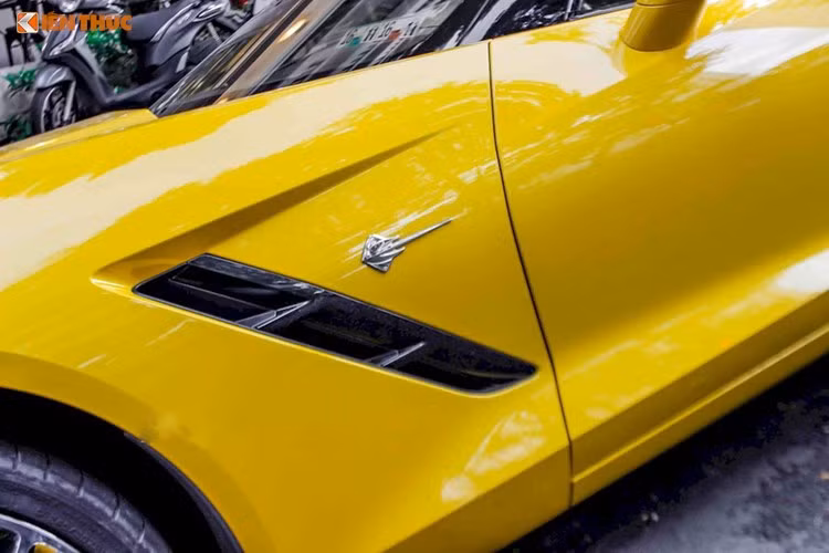 C7 Stingray được xem như phiên bản rút gọn của Chevrolet Corvette C7 Z06 khi chỉ sử dụng động cơ V8, dung tích 6,2 lít, sản sinh công suất tối đa 460 mã lực và mô-men xoắn cực đại 630 Nm. Động cơ đồng hành với hộp số tự động 7 cấp, tích hợp thêm lẫy chuyển số trên vô lăng. Xe chỉ mất 3,7 giây để đạt vận tốc 100 km/h từ vị trí xuất phát.