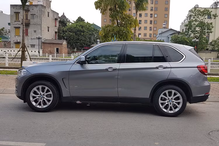 Xe được giới thiệu trong bài viết này thuộc phiên bản xDrive 35i sản xuất năm 2014 và đăng ký vào 2015. Ngoại hình của mẫu SUV BMW X5 thế hệ thứ ba hướng đến tính hiệu quả và đa dụng, kích thước lớn hơn thế hệ trước, có chiều dài x rộng x cao (4.866 x 1.938 x 1.762)mm, trọng lượng giảm 55kg so với thế hệ tiền nhiệm.