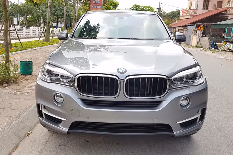 X5 trang bị hệ thống đèn chiếu sáng với hai vòng tròn kép, được cắt nửa trên và dưới đi cùng mí mắt LED. Hốc lấy gió giúp giải phóng luồng không khí đi vào cản trước khi xe chạy và thoát ra ở khe thoát gió bên hông xe, hệ thống đèn hậu LED 3D, cánh lướt gió sau lần đầu tiên được trang bị cho dòng X5, nhằm tăng cường khí động học.
