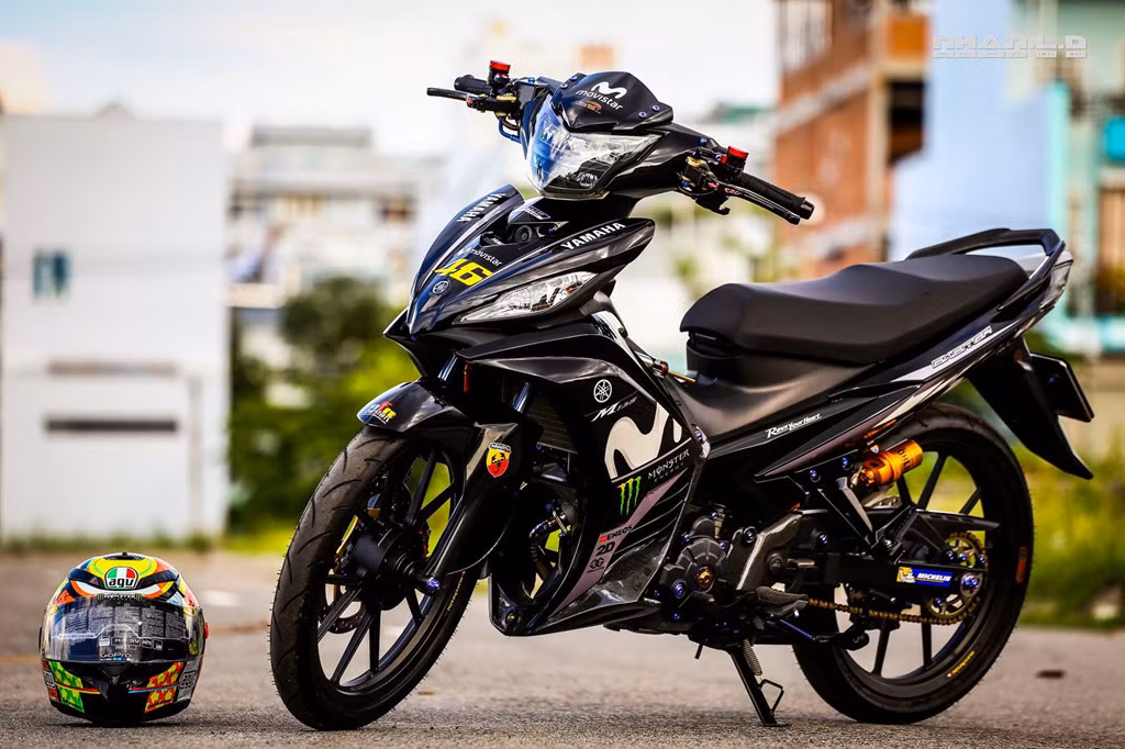 Chủ sở hữu dòng xe máy côn tay này đa phần là người trẻ, Yamaha Exciter 135 trở thành chất liệu tốt của giới chơi xe độ. Đã có nhiều bản độ từ đơn giản tới phức tạp ra đời tùy theo sở thích của chủ nhân, chi phí rất đa dạng từ vài triệu cho đến hàng trăm triệu đồng.