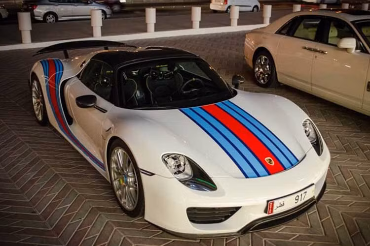 Siêu xe Porsche GT trên đường phố Dubai đã được chủ nhân cá tính hoá.
